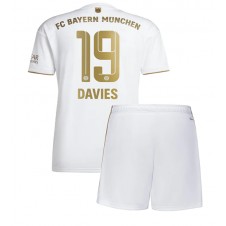Bayern Munich Alphonso Davies #19 Bortaställ Barn 2022-23 Korta ärmar (+ Korta byxor)